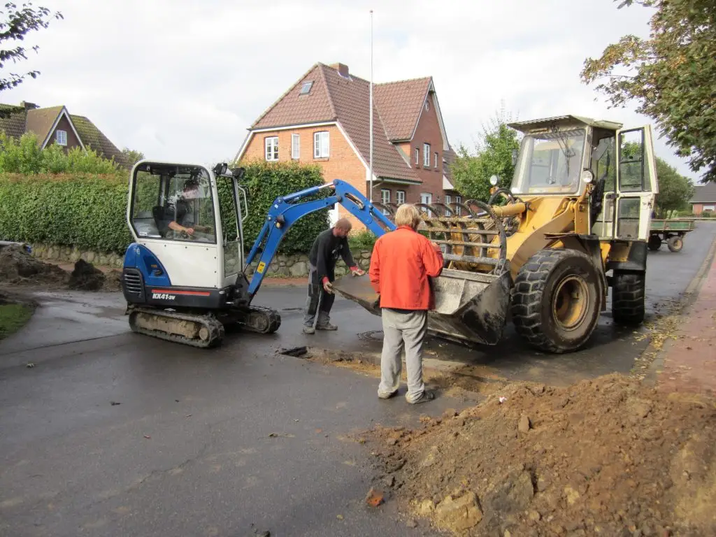 Öfnen der Straßendecke zur Überquerung