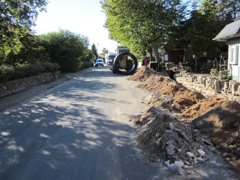 Aufgebuddelter Bürgersteig an der Straße